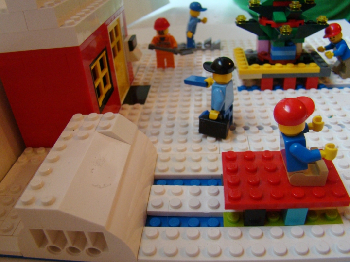LEGO MOC - New Year's Brick 2014 - Новогодняя зарисовка.: Не далеко мой друг весело катается с горки на санках.