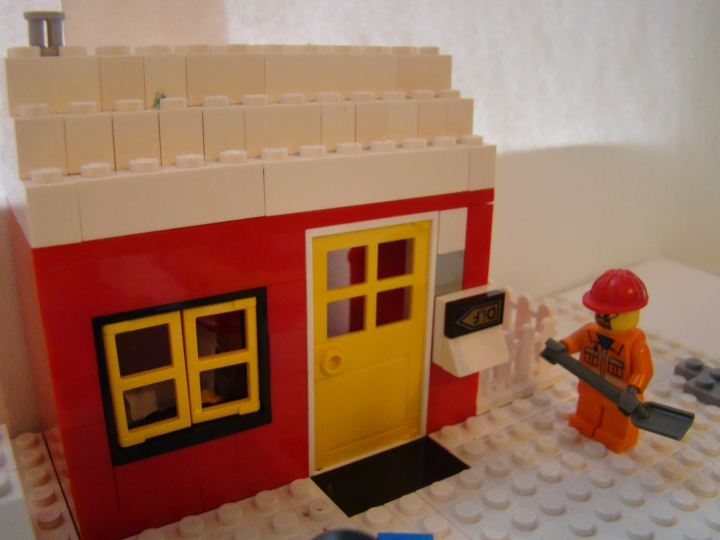 LEGO MOC - New Year's Brick 2014 - Новогодняя зарисовка.: Дворник убирает снег около дома. 