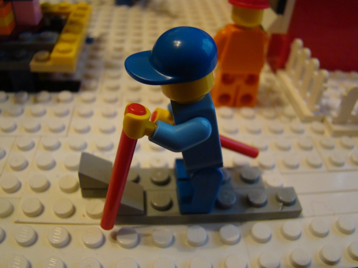 LEGO MOC - New Year's Brick 2014 - Новогодняя зарисовка.: Рядом с домом мальчик катается на лыжах.