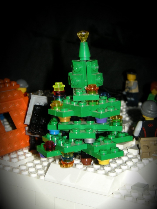 LEGO MOC - New Year's Brick 2014 - Новый год у лунки.: Девушки  украсили ель, росшую поблизости. Какой же Новый год без этого символа!
