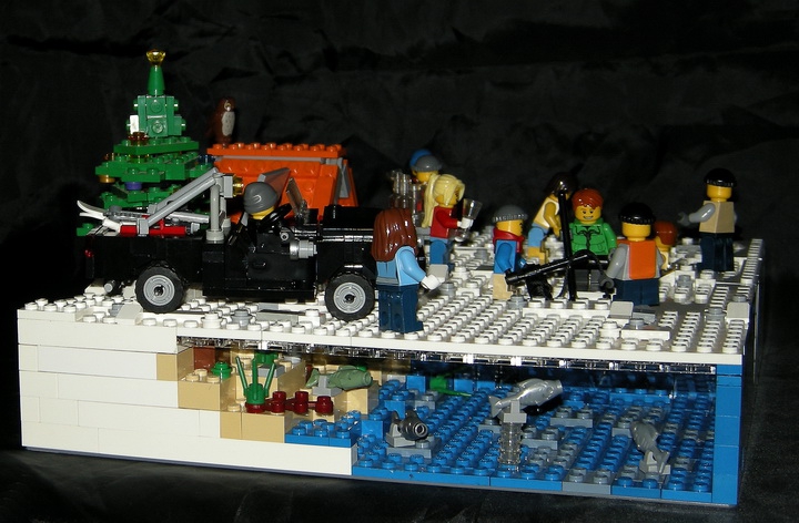LEGO MOC - New Year's Brick 2014 - Новый год у лунки.: Под водой много рыбы, так что люди могут рассчитывать на хороший улов!