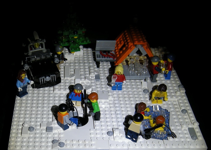 LEGO MOC - New Year's Brick 2014 - Новый год у лунки.: Один из молодых людей  поймал большую рыбу, которая не пролезала в лунку. Его товарищ решил ему помочь с этим: “Эй, Олег, дай я лунку подрублю!” Подрубая лунку, он очень увлекся, сделав ёе огромного размера.<br />
