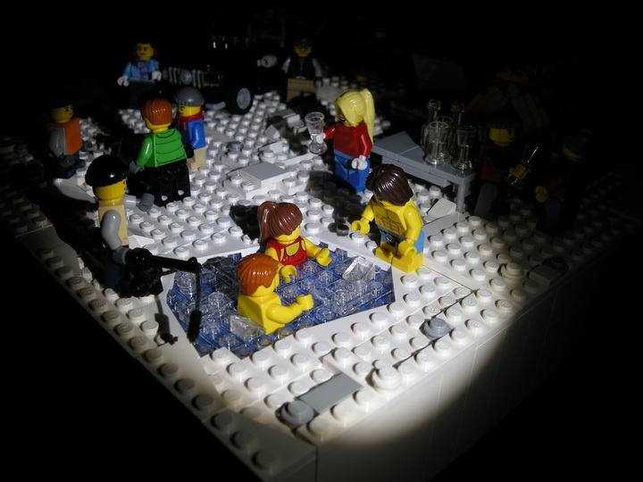 LEGO MOC - New Year's Brick 2014 - Новый год у лунки.: А теперь взглянем на прорубь:<br />
Двое «бывалых» уже резвятся в ледяной воде, ну а третий «смельчак» не спешит к ним присоединиться.<br />