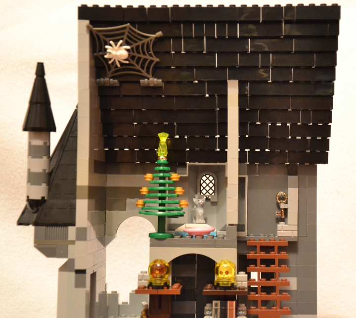 LEGO MOC - New Year's Brick 2014 - 'В глубине виллы 'Ночной кошмар'...