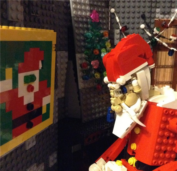 LEGO MOC - New Year's Brick 2014 - Cabinet of St. Nicholas: У Санты должны быть очки. Он родом с тех временем, когда не существовало контактных линз. Мне было сложно его себе представить без этого стильного аксессуара.<br />
Кстати, он заснул напротив своей картины и очередным изображением созданным в специальной рождественской серии дизайнерами ЛЕГО в наборе 40001.