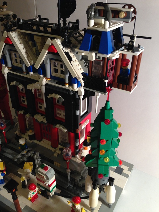 LEGO MOC - New Year's Brick 2014 - Новый 2014 LeGod: В доме есть лифт, который поднимает жителей на 3й этаж.