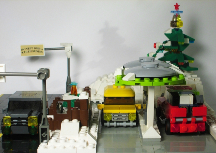 LEGO MOC - New Year's Brick 2014 - Развоз подарков: движение на бензоколонке: Сцена не статична, поэтому авто будут постоянно двигаться и менять своё положение, дабы показать динамику и различные ситуации на дороге. И не без бонуса!