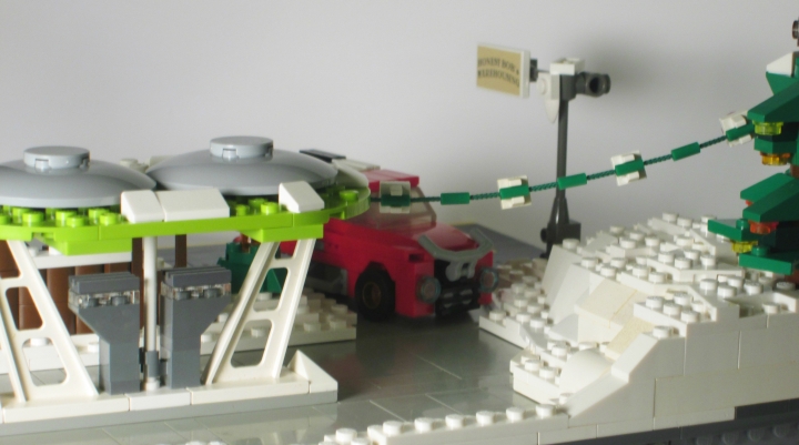 LEGO MOC - New Year's Brick 2014 - Развоз подарков: движение на бензоколонке: Бензоколонка поближе.