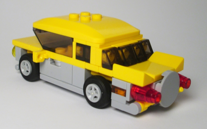 LEGO MOC - New Year's Brick 2014 - Развоз подарков: движение на бензоколонке: Задние 'плавники', запаска, подобающие задние габаритные огни. Всё при себе!