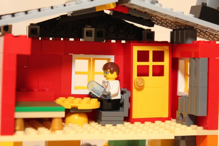LEGO MOC - New Year's Brick 2014 - Новогодняя кондитерская лавка: квартира детского врача