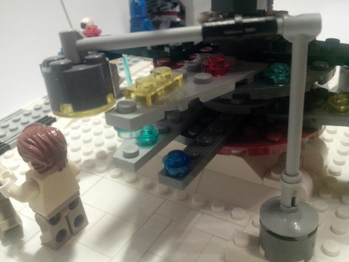 LEGO MOC - New Year's Brick 2014 - Новый Год, не только есть на нашей планете...: Лампочка (их три, но те то на др. фото есть, а эта бедняга нет 