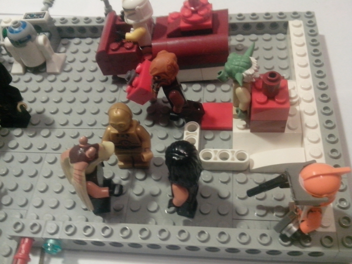 LEGO MOC - New Year's Brick 2014 - Новый Год, не только есть на нашей планете...: С3PO-переводит разговор двух друзей, рядом следит за порядком сапёр, Йода подарил что-то Пло Куну, а 'повоской с оленями' Управляет клоноэльф Йоды...