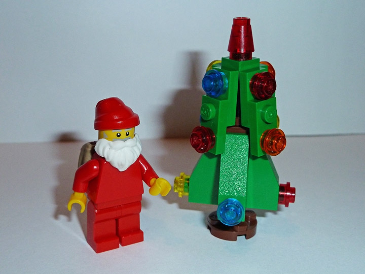 LEGO MOC - New Year's Brick 2014 - Зимой и летом: Главные символы Нового года - Дед Мороз и ель