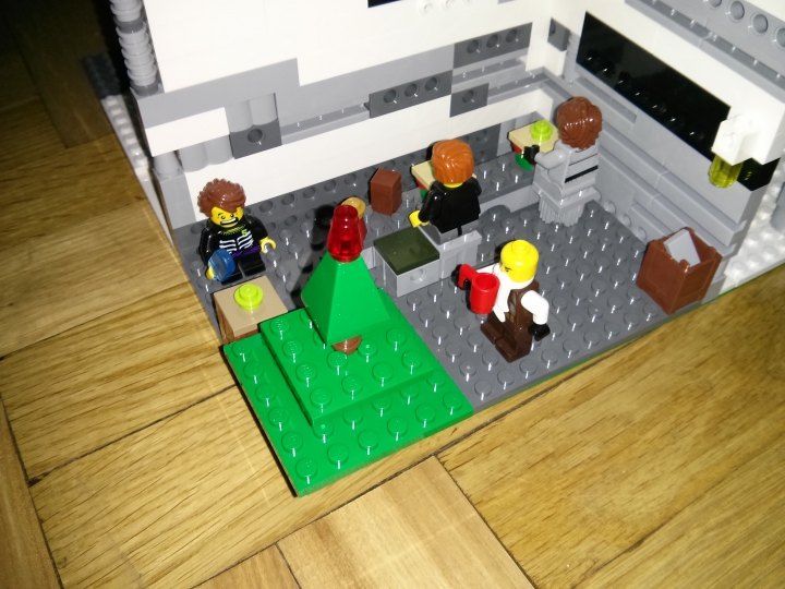 LEGO MOC - New Year's Brick 2014 - С Новым Годом!: Вид на дом без крыши.