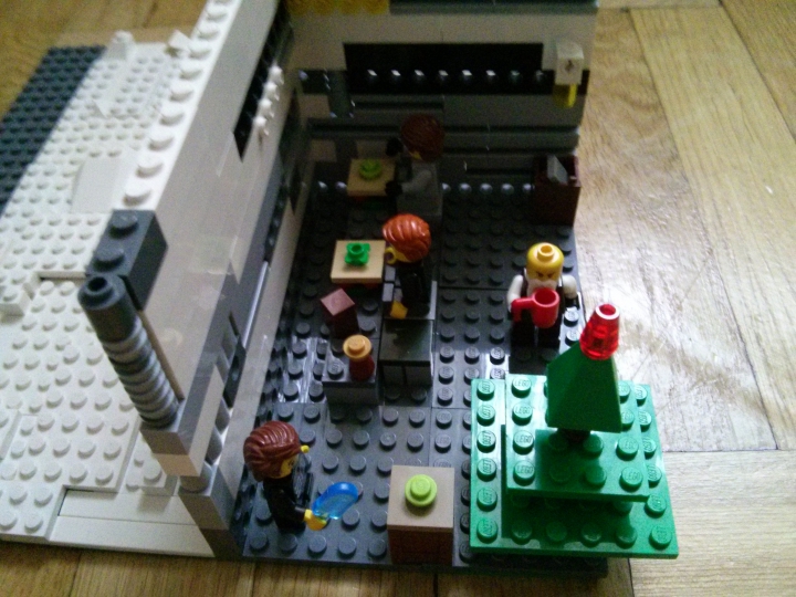 LEGO MOC - New Year's Brick 2014 - С Новым Годом!: Вид с боку на дом без крыши.