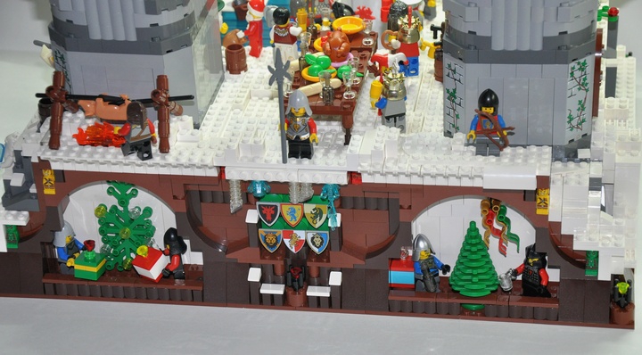 LEGO MOC - New Year's Brick 2014 - Christmas Tree Festival: А вот и первые две ёлки, у одной из них обмениваются дарами солдаты, а у второй употребляют горячий чай и весело смеются.<br />
А у подножия одной из башен жарят для всех поросенка, ух вкуснятина!