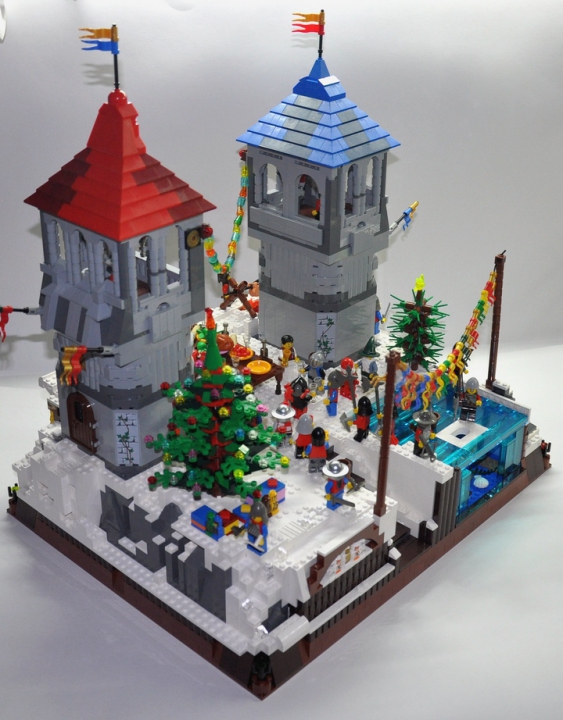 LEGO MOC - New Year's Brick 2014 - Christmas Tree Festival: Кстати, у подножия синей башни ещё ёлочка примостилась, буду рад, если Вы сосчитаете количество ёлок в моей работе.