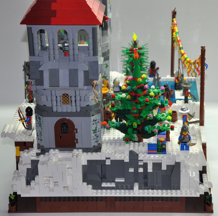 LEGO MOC - New Year's Brick 2014 - Christmas Tree Festival: А вот и ёлка красавица, да и подарки под ней уже ждут своих хозяев.