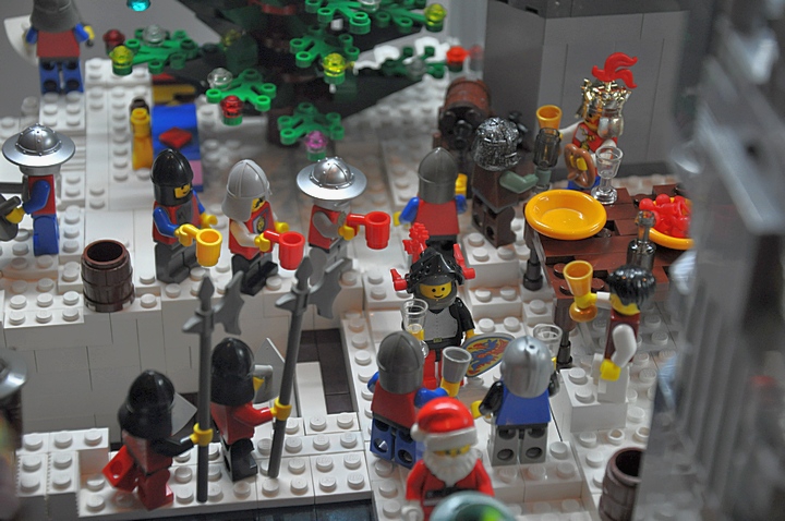 LEGO MOC - New Year's Brick 2014 - Christmas Tree Festival: А вот и предводитель Драконов, о чём то шумно беседует с рыцарем Львов.