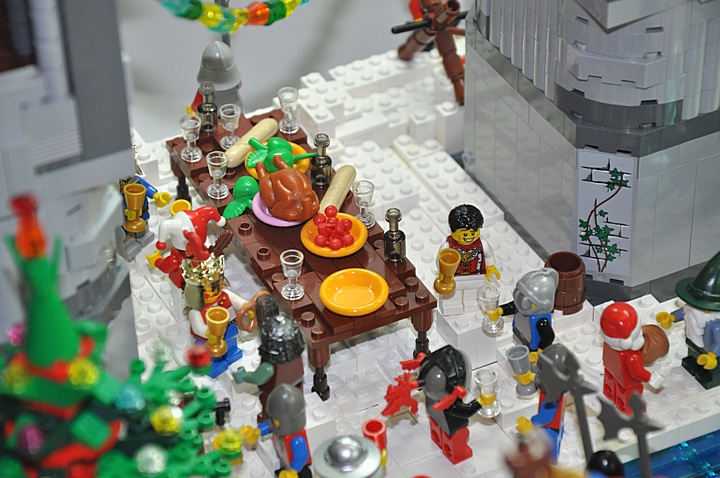 LEGO MOC - New Year's Brick 2014 - Christmas Tree Festival: А вот и богатый стол, тут яств разных не видано.. скоро к столу подадут поросёнка и закопченную рыбу, выловленную рядом в речке. 