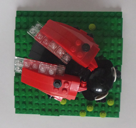 LEGO MOC - 16x16: Animals - Ladybug: Божья коровка на куске листа 16х16 с тлёй. Просто чтобы оценить масштаб.