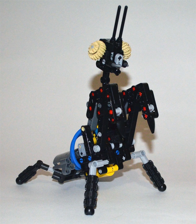 LEGO MOC - 16x16: Animals - Hierodula tenuidentata: Подвижно на модели многое: поворот головы, задние лапки (регулируют наклон брюшка, так богомол встает в защитную позу)