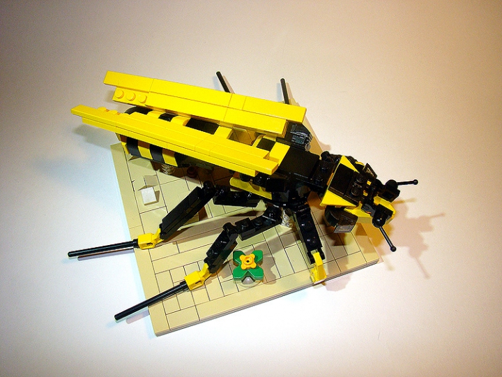 LEGO MOC - 16x16: Animals - Wasp: Вот она сидит на песочке.