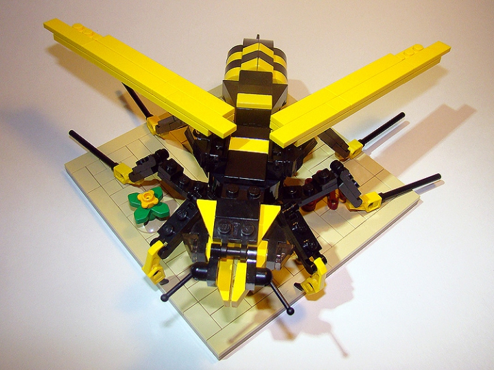 LEGO MOC - 16x16: Animals - Wasp: Кажется, готовится к взлёту!