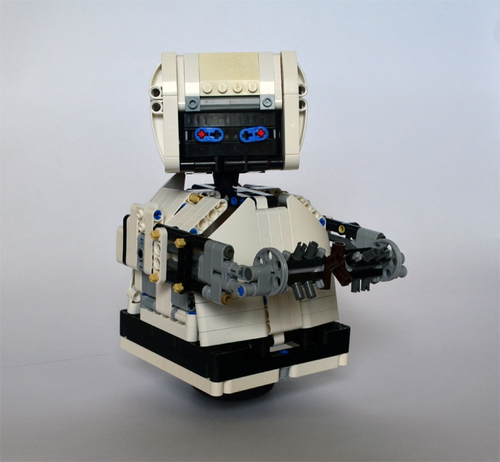 LEGO MOC - 16x16: Character - M-O (Microbe Obliterator) from 'Axiom': <br />
К сожалению не хватило белых деталей, чтобы сделать его полностью белым. Пришлось пользоваться Light bluish gray. 