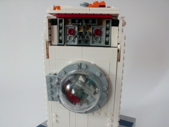 LEGO MOC - 16x16: Technics - Стиральная машина.: За ней видны глаза робота.
