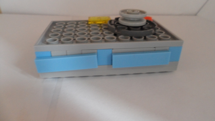 LEGO MOC - 16x16: Technics - Достижение 21 века: сенсорный фотоаппарат: места для аккумулятора и карты памяти.
