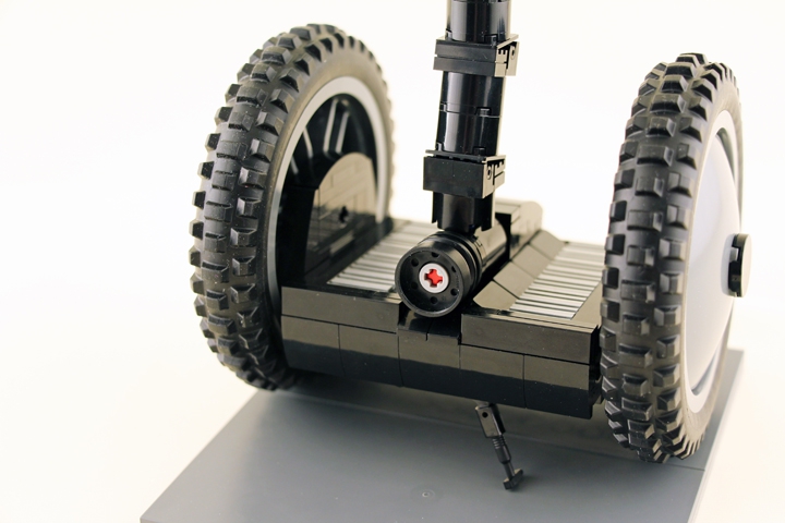 LEGO MOC - 16x16: Technics - Segway: При отклонении корпуса назад самокат замедляет движение, останавливается или катится задним ходом.