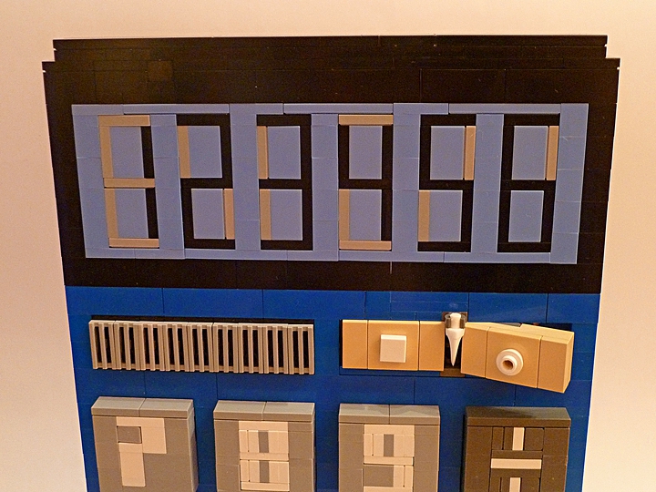 LEGO MOC - 16x16: Technics - Calculator: Дисплей 6-разрядный, под ним находится солнечная батарея и кнопка вкл/выкл.