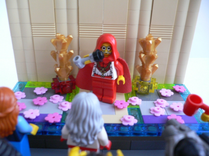 LEGO MOC - 16x16: Demotivator - Кто же победит?: Толпа напирала, они явно желали отщепить от своего кумира хоть кусочек на память после выступления!