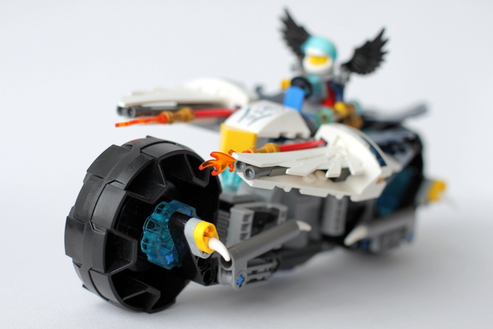 LEGO MOC - Mini-contest 'Lego Technic Motorcycles' - Мото-Орёл: На осях у колёс Мото-Орла есть шипы в виде устрашающих клыков.
