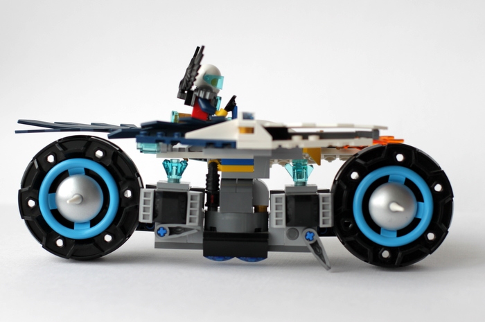 LEGO MOC - Mini-contest 'Lego Technic Motorcycles' - Мото-Орёл: Мото-Орёл питается энергией магических кристаллов Чи и поэтому может считаться перпетуум мобиле (бесконечным двигателем). Здесь так же видно, что Мото-Орёл во время стоянки удерживается подножкой.