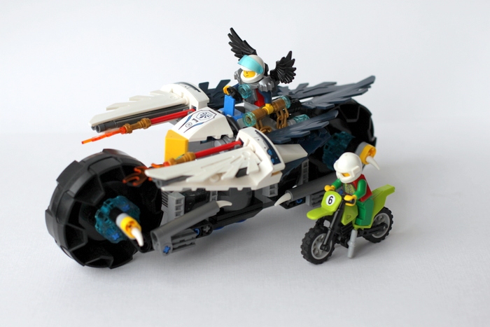 LEGO MOC - Mini-contest 'Lego Technic Motorcycles' - Мото-Орёл: Несмотря на все свои достоинства, мотоциклист Мото-Орла не зазнаётся и дружит с обычными ребятами, которые гоняют на обычных мотоциклах.