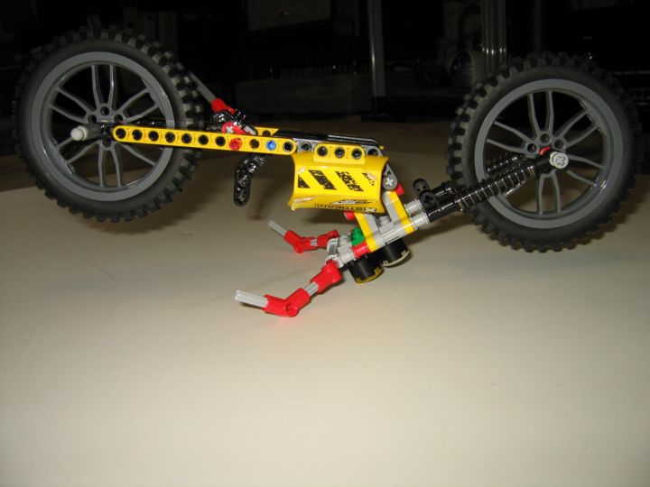 LEGO MOC - Mini-contest 'Lego Technic Motorcycles' - Лёгкий чоппер: Мотоцикл в 'трюке', вам представлено стояние на одном руле без поддержки колёс.