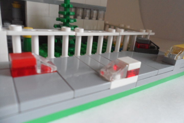 LEGO MOC - LEGO Architecture - Загородный дом в масштабе мини: Оживленное движение на дороге.