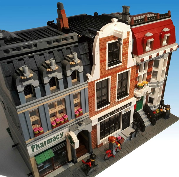 LEGO MOC - LEGO Architecture - Canal House - дом в голландском стиле: Вообще крыша дома у канала должна быть треугольной, но я сделал ее мансардной, чтобы не было стилистического разнобоя с другими модульными домами.