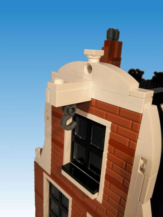 LEGO MOC - LEGO Architecture - Canal House - дом в голландском стиле: Так как здания строились узкими, лестницы получались тоже узкими. Поднимать по ним грузы было крайне проблематичным, и для этих целей придумали балку с крюком на уровне крыши. Груз таким образом поднимали по веревке и заносили в дом через окно на нужном этаже.