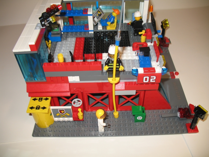 LEGO MOC - LEGO Architecture - Дом для пожарников: В случае тревоги, возможен быстрый спуск пожарников. 