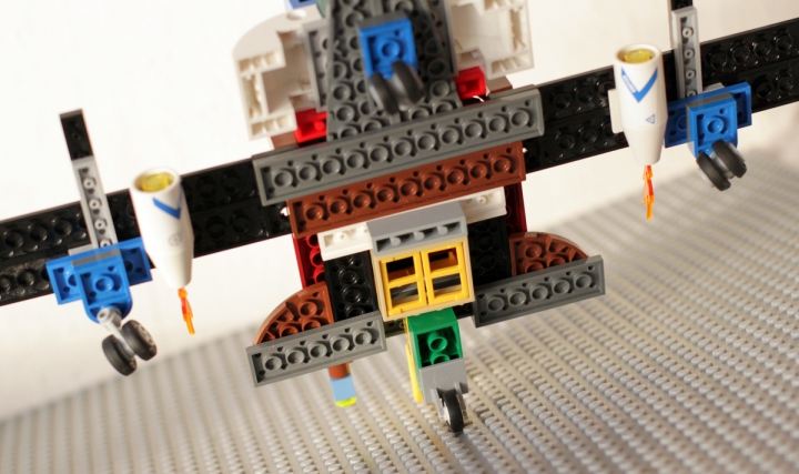 LEGO MOC - LDD-contest '20th-century military equipment‎' - Небольшая армия 20-го века.: Снизу люк для бомб,пулемёты      <br />
и турбины.