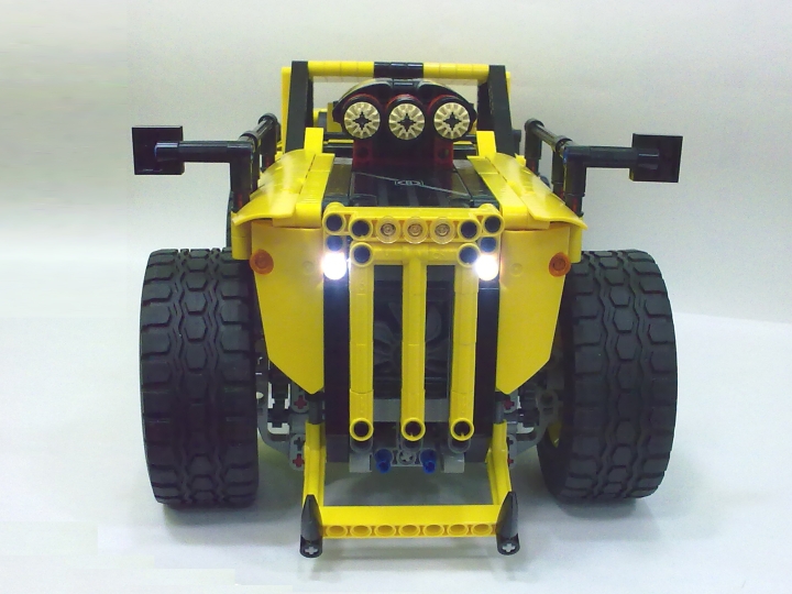 LEGO MOC - Technic-contest 'Car' - Родстер 'Хищник': Злобные глазки фар и мощная решетка радиатора вызывают острое желание немедленно уступить дорогу. Светодиодные фары из набора PowerFunctions.
