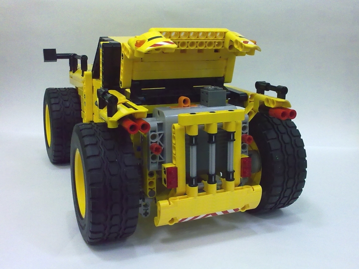 LEGO MOC - Technic-contest 'Car' - Родстер 'Хищник': Багажник можно открыть. Внутри расположен батарейный отсек, который легко вынимается, достаточно вытянуть два фиксирующих красных штифта.