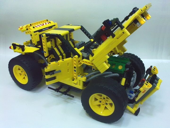 LEGO MOC - Technic-contest 'Car' - Родстер 'Хищник': Двери, естественно, тоже открываются. Если открыть все двери, капот и багажник, то можно как следует проветрить автомобиль.