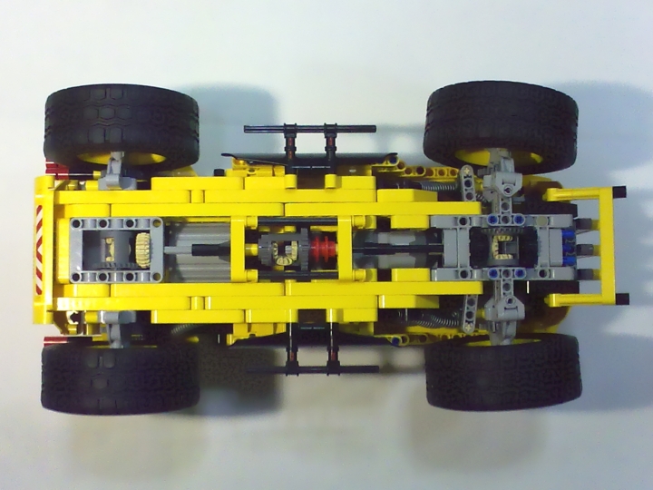 LEGO MOC - Technic-contest 'Car' - Родстер 'Хищник': Снизу хорошо видна простая и надёжная конструкция ходовой части. Каждая ось снабжена собственным дифференциалом, в середине расположен межосевой дифференциал с возможностью блокировки.