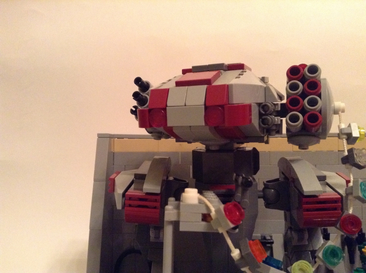 LEGO MOC - New Year's Brick 3015 - Завтра была война...: Корпус меха, слева - система залпового огня 'Falcon'. Справа - противопехотная ракетница.