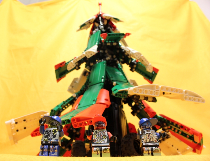 LEGO MOC - New Year's Brick 3015 - Космический корабль класса 'Ель': А вот и наша команда! Времена меняются, хорошо хоть люди остались такими же, как и 1000 лет назад!