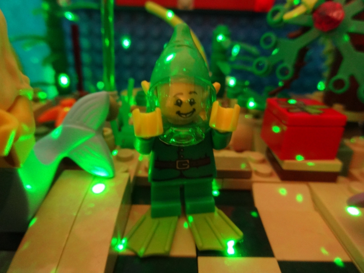LEGO MOC - New Year's Brick 3015 - Подводная страна встречает Новый год. : Эльф приплыл и все обрадовались , потому , что он был очень добрым и любил повеселиться.